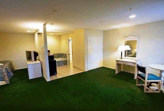 Riviera Inn and Suites - Photo5