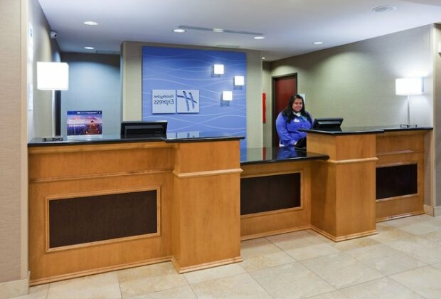 Holiday Inn Express and Suites Rochester West-Medical Center - Photo3