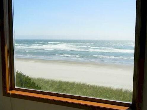 Beach & Beyond Vacation Rentals - Photo4