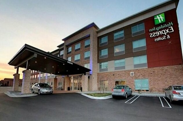 Holiday Inn Express & Suites - Detroit North - Roseville - Photo2