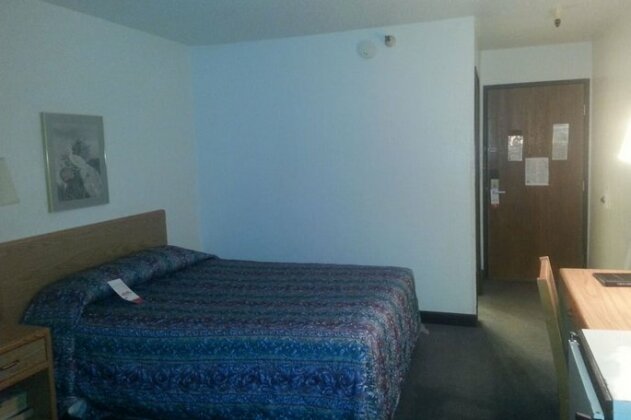 Norwood Inn and Suites - Roseville - Photo3