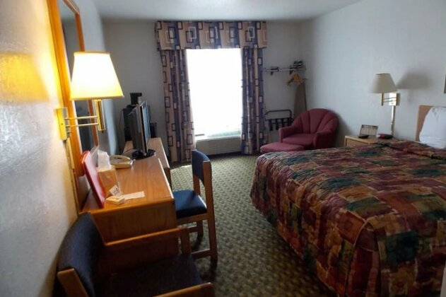 Norwood Inn and Suites - Roseville - Photo4