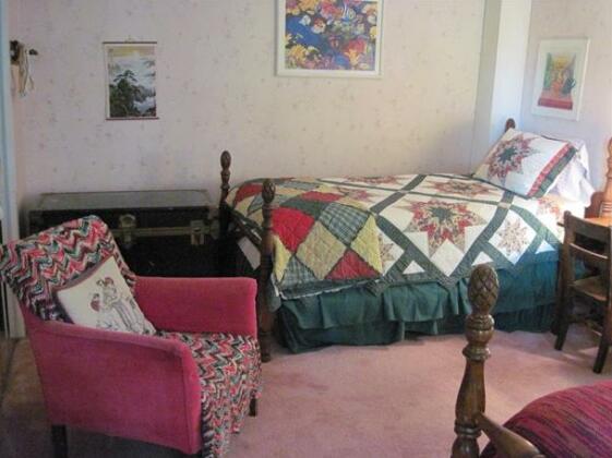 Maple House Bed & Breakfast - Photo2
