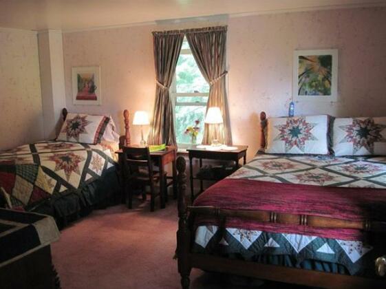 Maple House Bed & Breakfast - Photo4