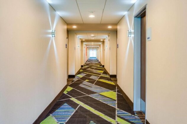 Holiday Inn Express & Suites Russellville - Photo4
