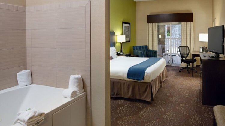 Holiday Inn Express Hotel & Suites Saginaw - Photo5