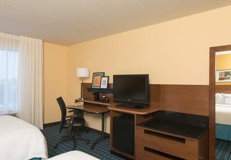 Fairfield Inn and Suites by Marriott Chicago St Charles - Photo5