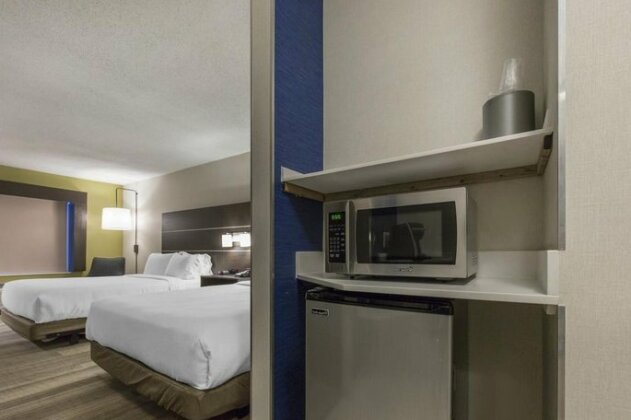 Holiday Inn Express & Suites Chicago West - St Charles - Photo5