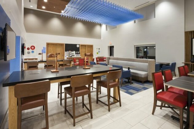 Holiday Inn Express Hotel & Suites Minneapolis-Golden Valley - Photo3