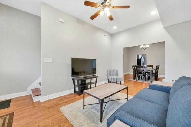 St Louis Townhome-Perfect for Groups - Photo4