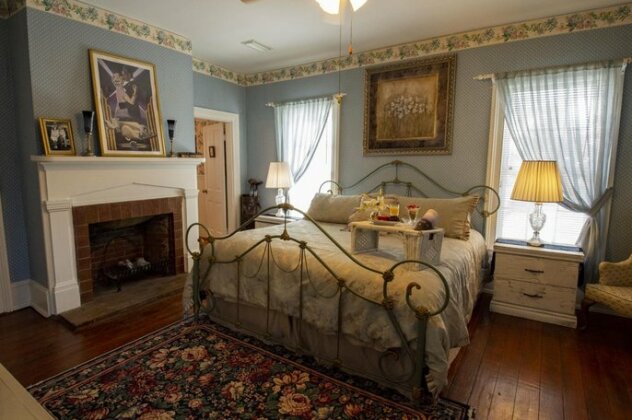 Goodbread House Bed and Breakfast - Photo2