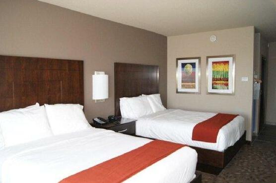 Holiday Inn Express Hotel and Suites Saint Robert - Photo3