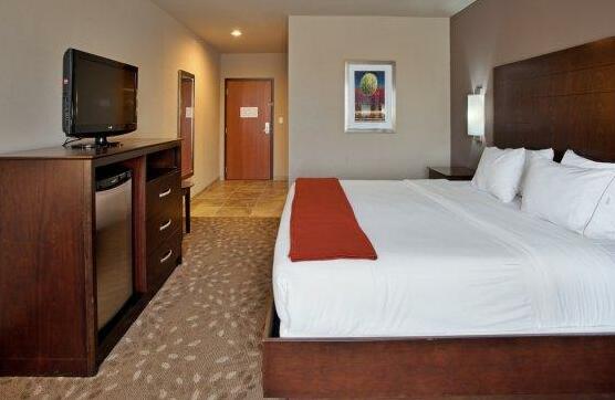 Holiday Inn Express Hotel and Suites Saint Robert - Photo4