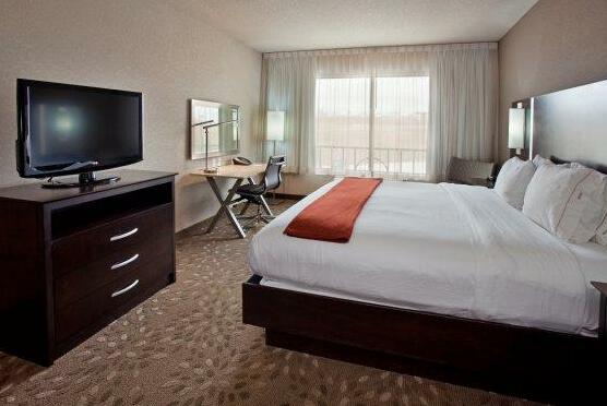 Holiday Inn Express Hotel and Suites Saint Robert - Photo5