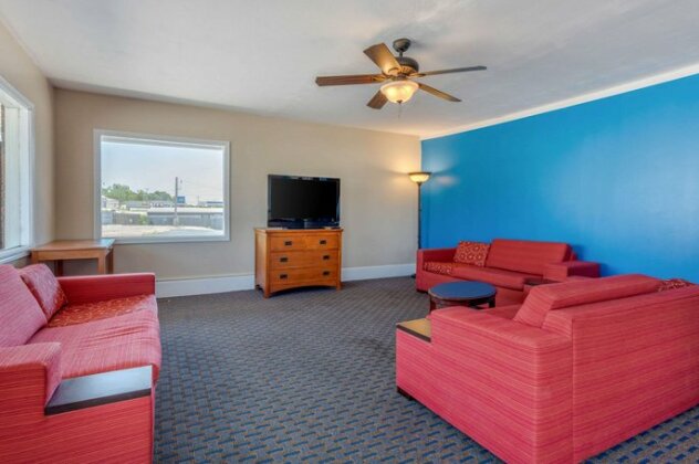 Royalty Inn and Suites - Photo5