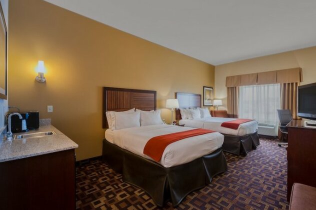 Holiday Inn Express Hotel & Suites Salina - Photo5