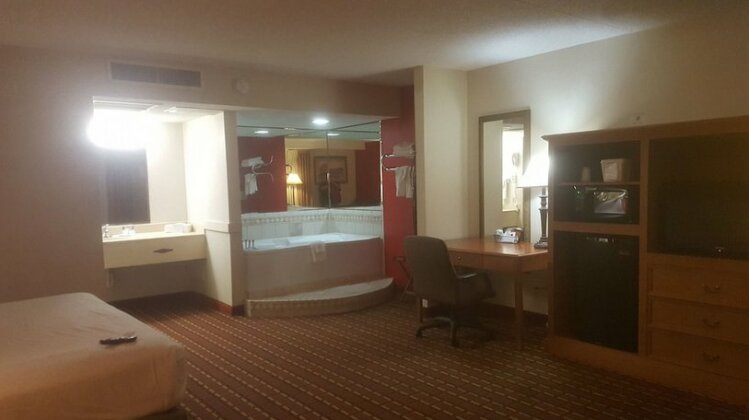 Salina Ambassador Hotel & Conference Center - Photo5
