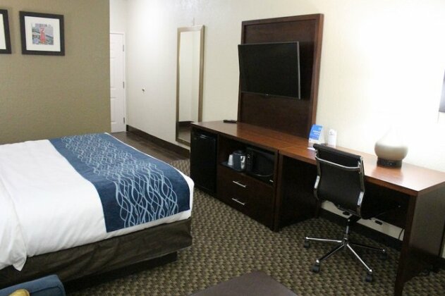 Comfort Inn & Suites Near Six Flags & Medical Center - Photo5