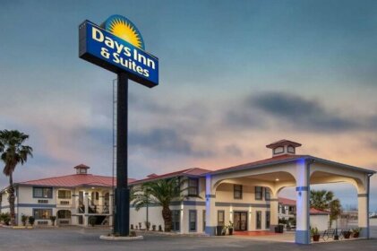 Days Inn & Suites by Wyndham Braunig Lake