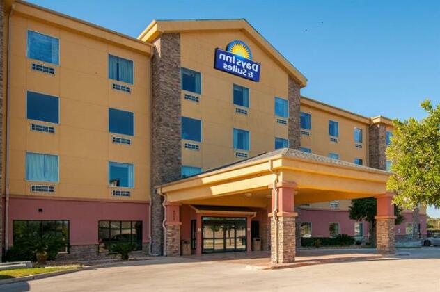 Days Inn & Suites by Wyndham San Antonio near AT&T Center - Photo2