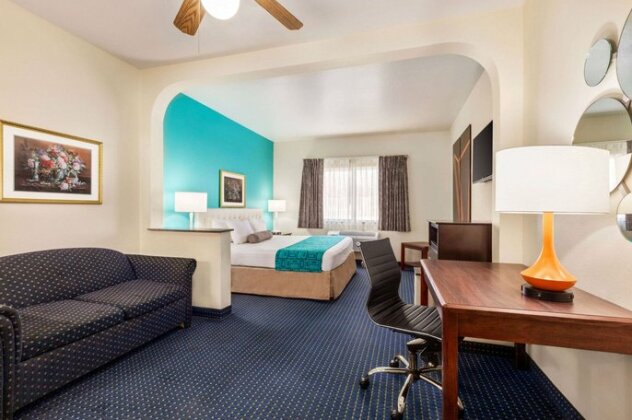 Howard Johnson San Antonio Hotel & Suites by Wyndham - Photo2