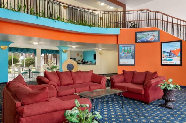 Howard Johnson San Antonio Hotel & Suites by Wyndham - Photo4