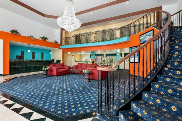 Howard Johnson San Antonio Hotel & Suites by Wyndham - Photo5
