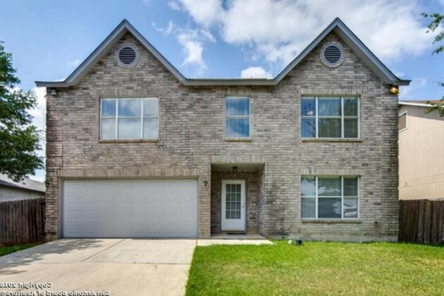 Luxury House with Game room & patio BBQ 8 min to Lackland AFB & Sea World