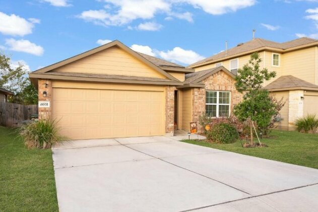 NEW Clean Family Home close to Seaworld Six Flags and Lackland AFB