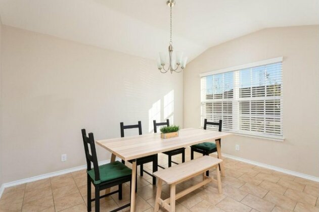 NEW Clean Family Home close to Seaworld Six Flags and Lackland AFB - Photo4