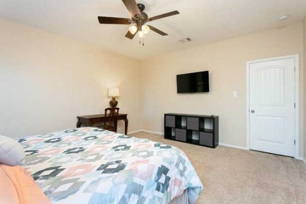 NEW Clean Family Home close to Seaworld Six Flags and Lackland AFB - Photo5