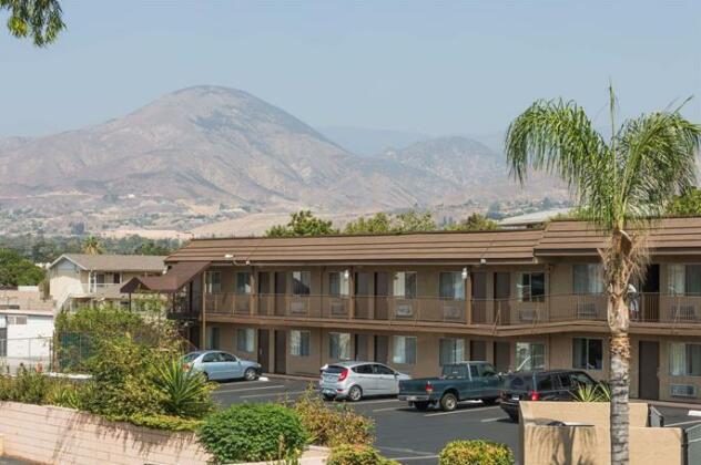 Days Inn by Wyndham in San Bernardino - Photo3