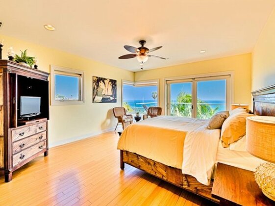 SC-250 - Poolside Paradise in San Clemente Six-Bedroom Holiday Home - Photo3
