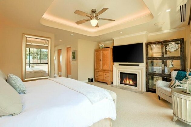 101 - La Jolla Village Oceanfront Three-Bedroom Holiday Home