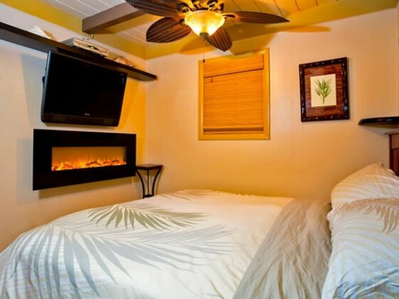 372 - Tropical Hideaway One-Bedroom Cottage - Photo3