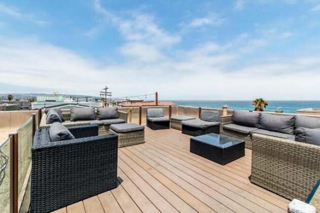 Fantastic Mission Beach condo steps to the Beach