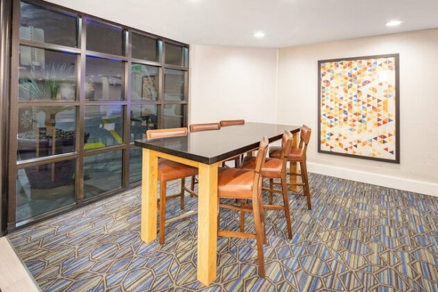 Holiday Inn Express Hotel & Suites San Diego Airport - Old Town - Photo2