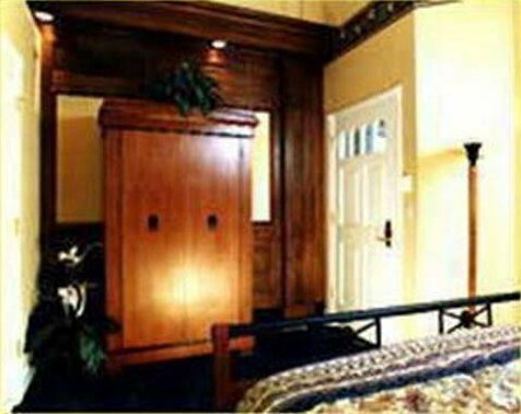 Edward II Inn and Suites - Photo2