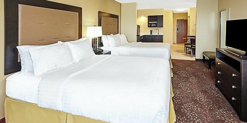 Holiday Inn Express & Suites Sandusky - Photo3