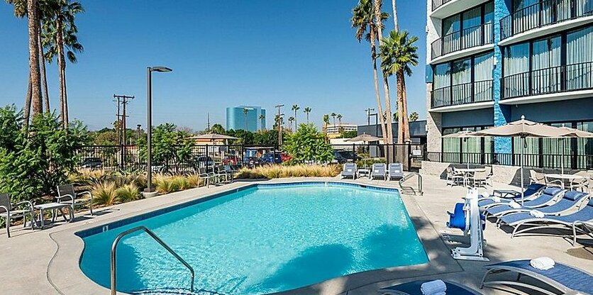 Holiday Inn Express & Suites Santa Ana - Orange County - Photo3