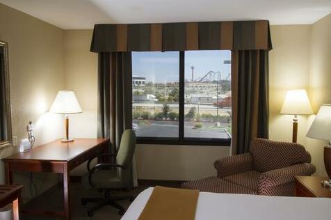 Holiday Inn Express Hotel & Suites Santa Clarita - Photo3