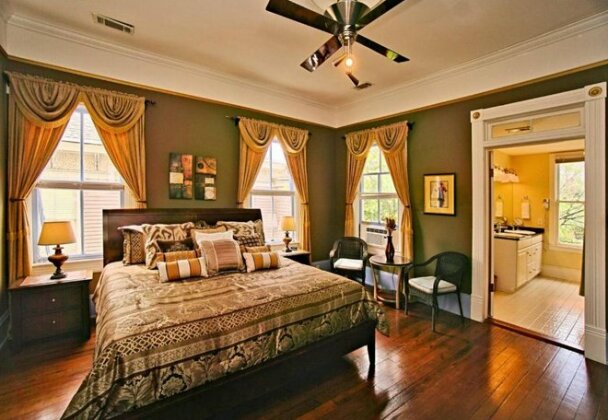 3 Bedroom Victorian Stunner On Forsyth Park - Photo3