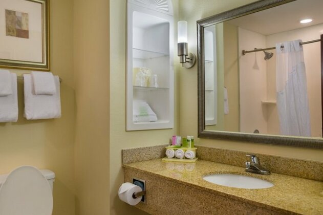 Holiday Inn Express Hotel & Suites Savannah Midtown - Photo5