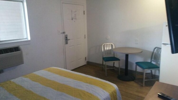 InTown Suites Extended Stay Savannah GA - Photo3