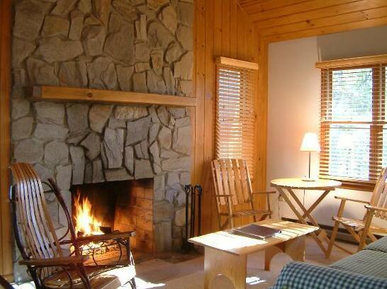 Fire Mountain Inn Cabins & Treehouses - Photo2