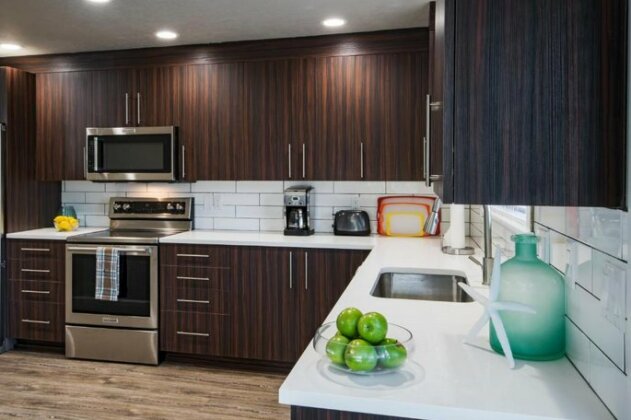 Beach Drive Suites - Photo4
