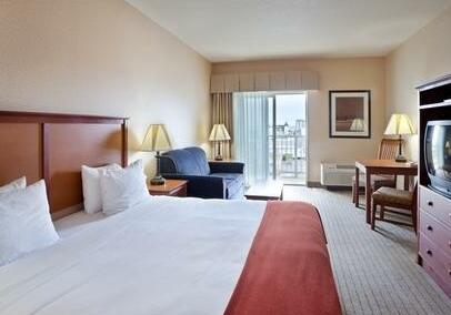 Holiday Inn Express Hotel & Suites Seaside Convention Center - Photo2