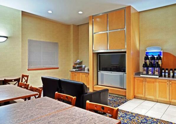 Holiday Inn Express & Suites Seattle-City Center - Photo4