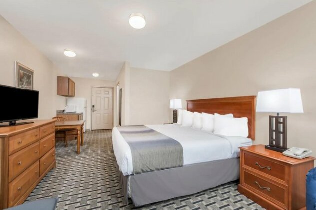 Days Inn & Suites by Wyndham Sellersburg - Photo2