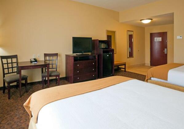 Holiday Inn Express Hotel & Suites Selma - Photo2